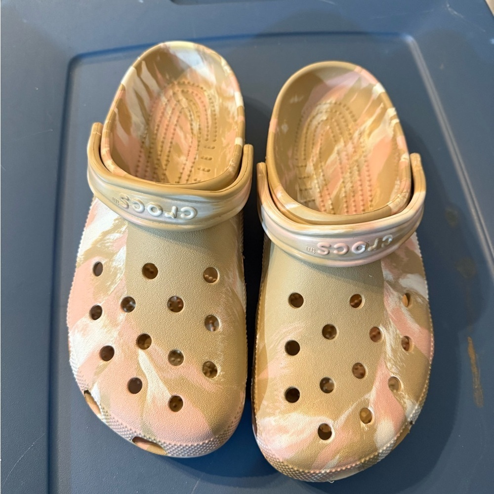 CROCS Neapolitan (tan, pink & white marbled) - NWOT - M size 9, women size 11